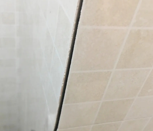 岫岩瓷砖空鼓维修公司分享阳台瓷砖脱落的修复过程可以分为以下几个步骤